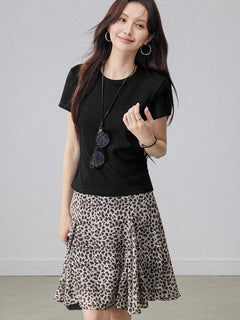 Pleated a-line skirt with leopard print pattern and high waist design.