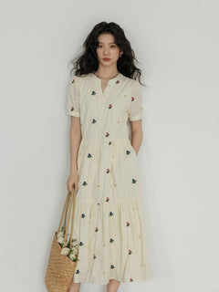 Dress with a V-neck and mandarin collar, embroidered with flowers.
